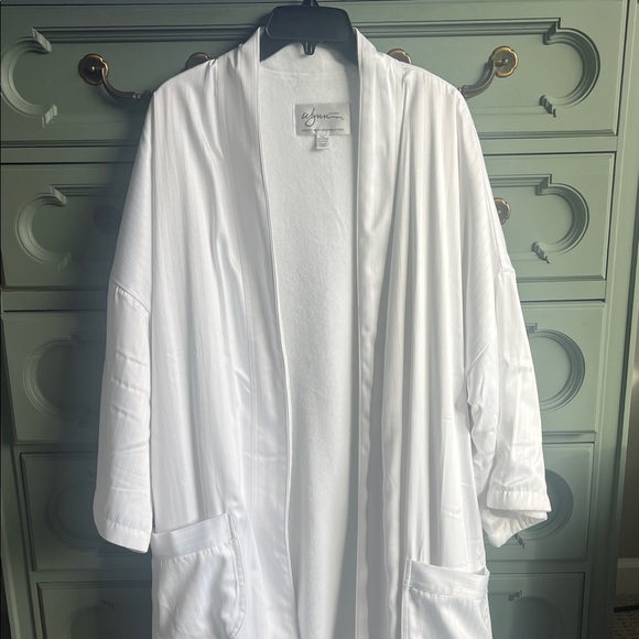 NEW — Wynn Resorts Luxury Robe - Picture 2 of 5